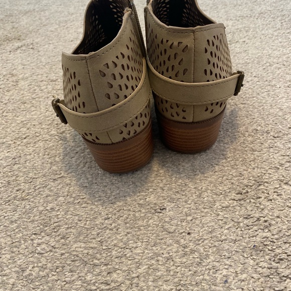 Qupid Flat Ankle Booties In Sand Color Size 8 - Picture 4 of 5